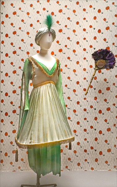 File:"Tenue Minaret" de Paul Poiret (Petit Palais, Paris).png