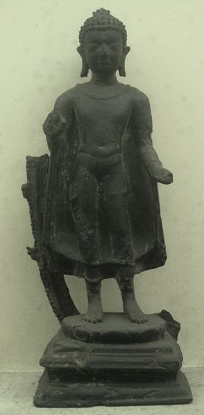 File:Indian Museum Sculpture - Buddha Standing, Bronze, Nalanda (9217888137).jpg