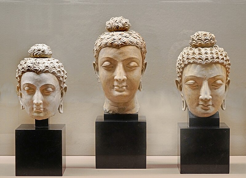 File:"Têtes de Bouddha" (Musée Guimet, Paris).jpg